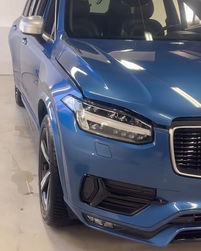 Niebieskie Volvo XC90 przed zmianą koloru: przedni błotnik, koło i lusterko